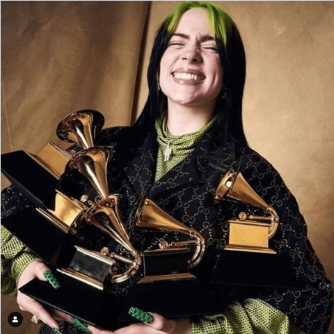 Billie Eilish con 5 Premios Grammy