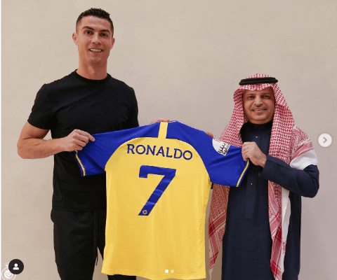 CR7 muestra su camiseta con Al Nassr
