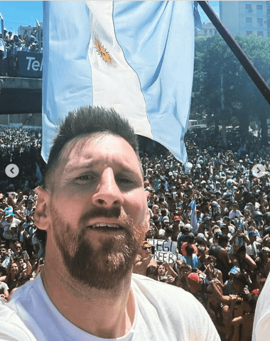 Messi con el trofeo del Mundial…en Argentina