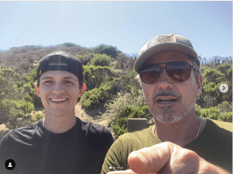 Tom Holland con Robert Downey Jr celebrando el éxito de Spider-Man Far From Home